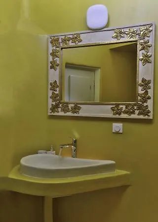 فاناري فيستا سوتس * ثيرا